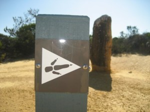 Sign board untuk petunjuk arah (artinya ke kanan)