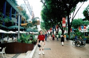 Trotoarnya luas dan rindang