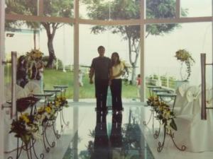Pengantin baru berpose di wedding chapel hotel :)